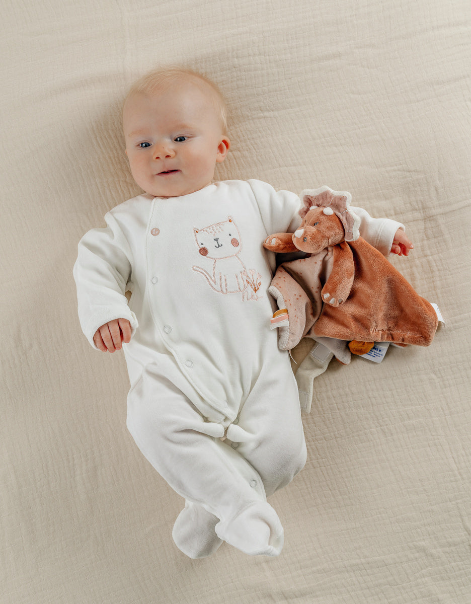 Noukie’s Nappy Cat White Velour Baby Pajamas – Anti-Slip