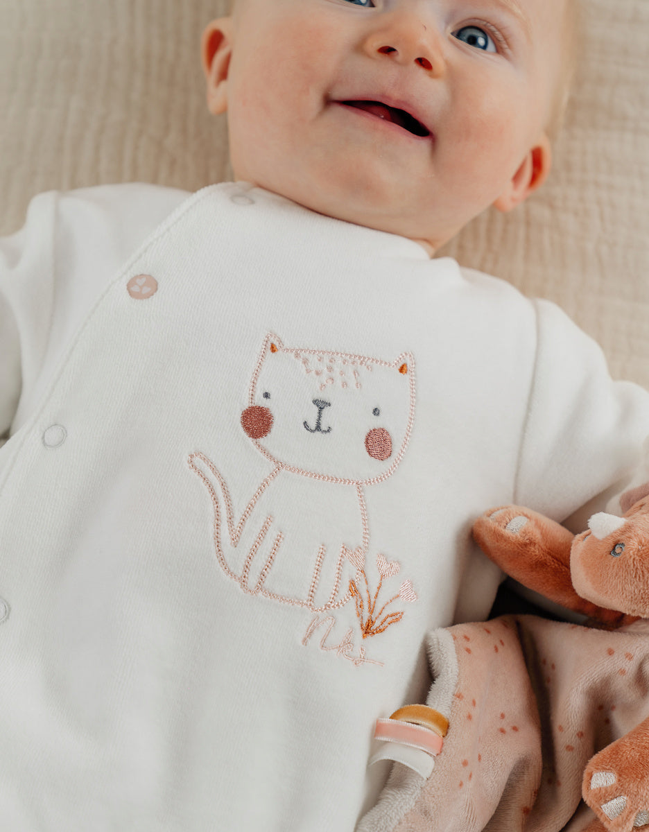 Noukie’s Nappy Cat White Velour Baby Pajamas – Anti-Slip